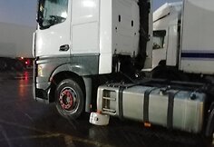 Incidentas perkėloje &ndash; važiuodamas į keltą vilkikas užkliuvo už stulpelio, pradūrė kuro baką