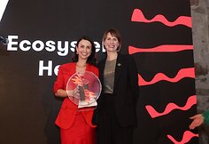 &bdquo;Ekosistemos herojaus&ldquo; apdovanojimą, skirtą M.Mikuckui atsiėmė I. Langaitė, Lietuvos startuolių asociacijos &bdquo;Unicorns Lithuania&rdquo; vadovė