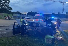 VIlniaus Olandų gatvėje BMW trenkėsi į du stulpus