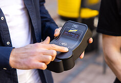 &bdquo;TipIt&ldquo; ir &bdquo;&Scaron;vyturys&ldquo; baruose įdiegė pirmąjį pasaulyje ne&scaron;iojamą arbatpinigių skaitytuvą