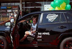 Antrajai &bdquo;Iki&ldquo; žaidimo laimėtojai įteikti įspūdingo visureigio &bdquo;Toyota RAV4 Hybrid&ldquo; rakteliai 
