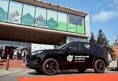 Antrajai &bdquo;Iki&ldquo; žaidimo laimėtojai įteikti įspūdingo visureigio &bdquo;Toyota RAV4 Hybrid&ldquo; rakteliai 