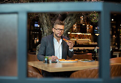 Garsus šefas įvertino Vilniuje duris atvėrusį restoraną „Olive Kitchen“