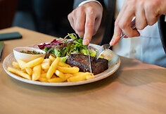 Garsus šefas įvertino Vilniuje duris atvėrusį restoraną „Olive Kitchen“