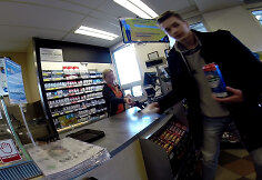 Eksperimento metu nepilnamečiai bandė nusipirkti alkoholinių gėrimų.