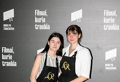 Filmo &bdquo;Medaus &scaron;alis&ldquo; peržiūra Valdovų rūmų kiemelyje