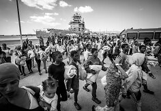 Augusta uoste (Sicilija) i&scaron; laivo i&scaron;laipinami Viduržemio jūroje i&scaron;gelbėti migrantai