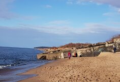 Žiemos saulė lepina pajūrį.