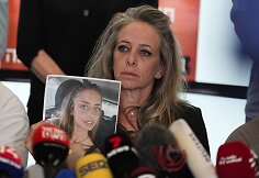 Keren Schem laiko &bdquo;Hamas&ldquo; įkaite tapusios savo dukros Mios Schem nuotrauką