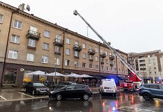 Į namą esantį &scaron;alia Seimo skubėjo ugnegesiai gelbėtojai