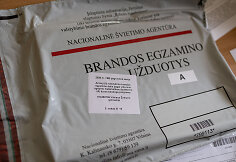 Abiturientai laiko valstybinį matematikos egzaminą