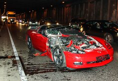 Vilniuje "Corvette" rėžėsi į sunkvežimį.