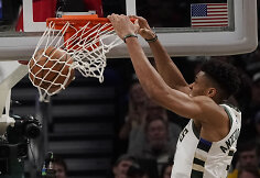 &bdquo;Milwaukee Bucks&ldquo; krep&scaron;ininkai antrą kartą palaužė &bdquo;Raptors&ldquo;.