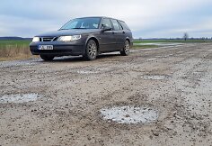Po šventinio lietaus žvyrkeliai virto kemsynais