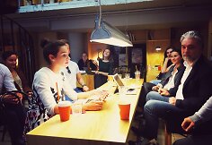 Projekto &bdquo;Vaidilos klasika&ldquo;&nbsp;dalyvis Petras Geniu&scaron;as kartu su savo sūnumi Luku Geniu&scaron;u atvirai diskusijai ir pokalbiui persikėlė į Vilniaus g. esančią kavinę.