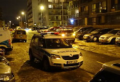 Policijos automobiliai prie namo, kuriame rastas lavonas
