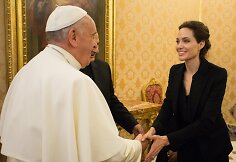 Angelina Jolie su popiežiumi Pranci&scaron;kumi