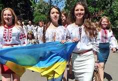 Ukrainiečiai tradiciniais rūbais demonstravo vienybę Kijevo gatvėse