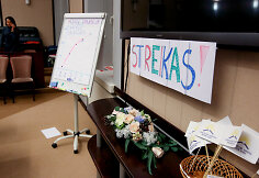Streikuojantys mokytojai toliau lieka ministerijoje, į vidų ekonomistai nepateko