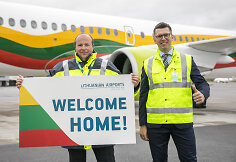 Lietuvos vėliavos spalvomis nudažyto lėktuvo &bdquo;Airbus A220-300&ldquo; pasitikimas Vilniaus oro uoste