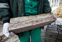 I&scaron; ligoninės laiptų i&scaron;montuoti žydų paminkliniai akmenys grįžta į jiems skirtą vietą
