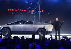Nesėkminga &bdquo;Tesla&ldquo; pikapo pristatymo ceremonija sutrikdė E.Muską
