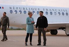 Elisabeth Borne pasveikino V.Zelenskį atvykus į Paryžių