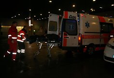 Medikai su policijos pagalba gabena gatvės miegalius į ligoninę