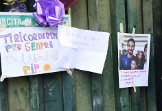 &bdquo;Fiorentina&ldquo; sirgaliai prie klubo stadiono ne&scaron;a gėles, dega žvakes ir ra&scaron;o žinutes netikėtai mirusiam Davide'ui Astori