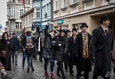 Teatralizuota signatarų eisena