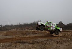 Vaidotas Žala žvyro karjere i&scaron;bandė savo Dakaro automobilį