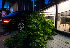 Automobilis įvažiavo į vie&scaron;butį