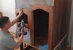 I&scaron; senos sekcijos gaminamas vaikų žaidimo namelis