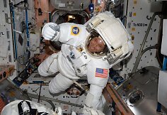 Astronautė Peggy Whitson ir kosmoso naujokas Jackas Fischeris i&scaron;ėjo į atvirą kosmosą