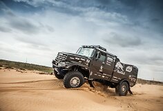 Naujasis &bdquo;Kamaz&ldquo; tiek savo forma tiek savybėmis primega G klasės &bdquo;Mercedes-Benz&ldquo; &ndash; greitas ir neįveikiamas