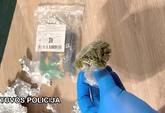 Klaipėdos teisėsaugininkai su įkalčiais sulaikė jaunuolį įtariamą platinusį narkotines medžiagas