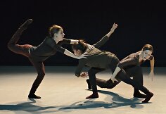„RUBBERBANDance“