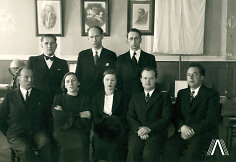 Žemaičių ra&scaron;ytojų posėdis apie 1936  ar 1937 m. Sėdi i&scaron; kairės Butkų Juzė, I. Simonaitytė, L. Janu&scaron;ytė, S. Anglickis, P. Genys, stovi i&scaron; kairės Petras Gintalas, S. Santvaras, F. Neveravičius