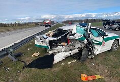 Greitkelyje į stovintį policijos automobilį rėžėsi pravažiuojanti ma&scaron;ina