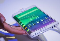 &bdquo;Samsung Galaxy Note Edge&ldquo; &ndash; pirmasis i&scaron;anusis, turntis i&scaron;lenktą ekraną telefono &scaron;one