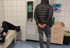Naktis su Kauno policija: sučiuptas girtas vairuotojas ir du narkotikais bandę atsikratyti jauni vyrai
