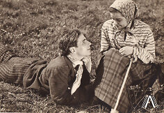 1931 m. filmo &bdquo;Onytė ir Jonelis&ldquo; kadras. Jonelis (Vladas Sipaitis) ir Onytė (Vanda Lietuvaitytė)