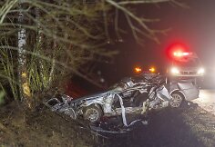 Policijos stabdomas BMW nestojo &ndash; nulėkė nuo kelio ir trenkėsi į medį: žuvo jaunas vairuotojas
