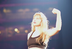 Taylor Swift klipo &bdquo;I Can Do It With A Broken Heart&ldquo; akimirka