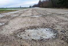 Po šventinio lietaus žvyrkeliai virto kemsynais