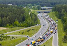 Dėl sunkiasvorio automobilio avarijos Vakariniame aplinkkelyje kilo eismo spūstys