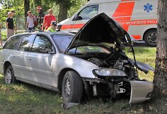 Nuo kelio nuvažiavo &bdquo;Opel Omega&ldquo; ir skaudžiai rėžėsi į medį