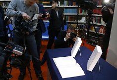 Hitlerio knyga &bdquo;Mano kova&ldquo; su istorikų komentarais Vokietijos knygynuose