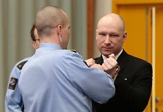 Norvegijoje į teismo posėdį atvykęs ekstremistas Breivikas pademonstravo nacių pasisveikinimą