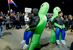 Žmonės renkasi prie „Area 51“
